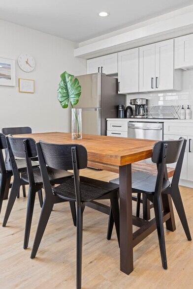 Building Photo - 142 E Youngs Ave