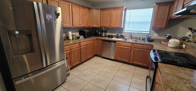 Building Photo - MODERN 3/2 w/ Garage, Fenced Yard, Washer/...