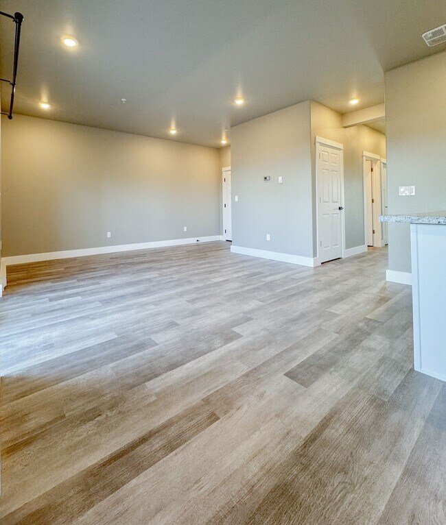 Building Photo - Pet Friendly 2 bed/ 2 bath unit at Soldier...
