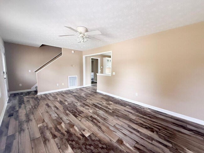 Building Photo - Pet-Friendly 3-Bedroom Home with Garage, Screened-In Porch & Spacious Bedrooms