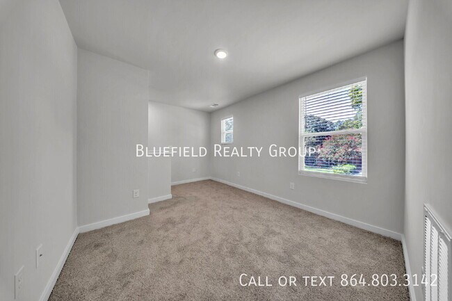 Building Photo - 161 Davis Dr
