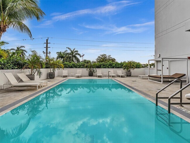 Building Photo - 9821 E Bay Harbor Dr