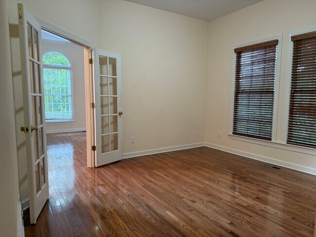 Building Photo - Stunning, Elegant Residence in Chapel Hill...