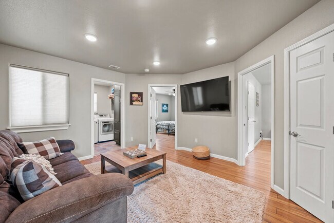 Building Photo - 1740 W Live Oak St