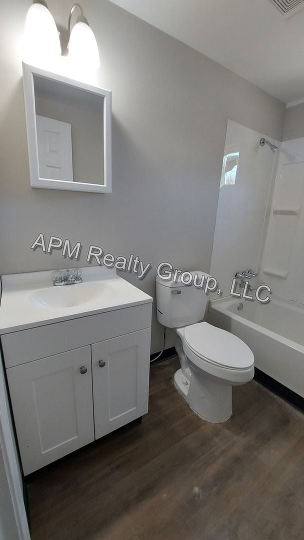 Building Photo - Newly renovated apartments! 50% off first month