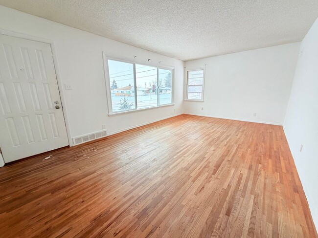 Building Photo - Beautiful 3 Bed 2 Bath Home