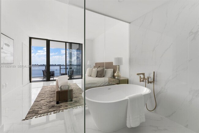 Building Photo - 700 NE 24th St