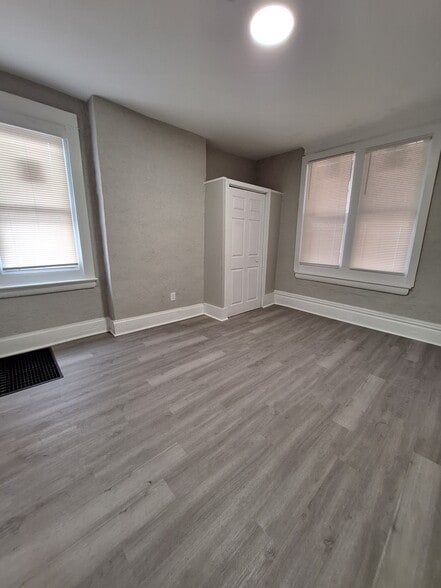 Building Photo - 307 S Park St