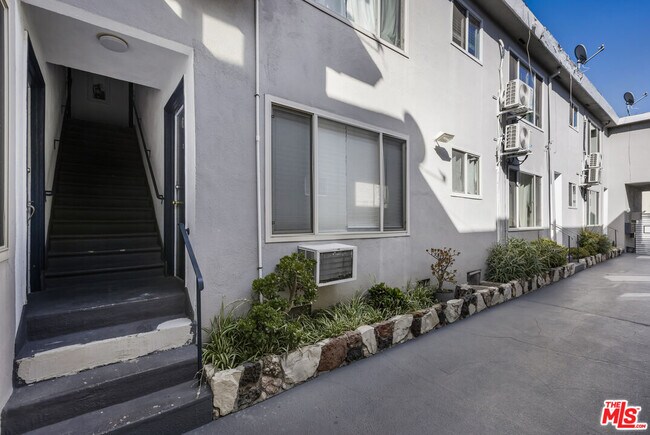Primary Photo - 925 N Curson Ave