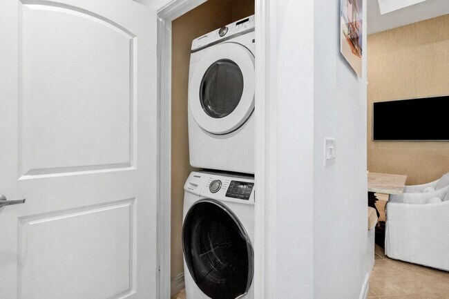 Building Photo - 701 S Olive Ave