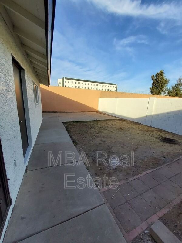 Building Photo - 5040 N 18th Ave
