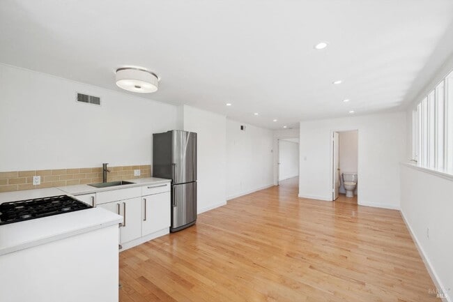 Building Photo - 125 Bayview Ave