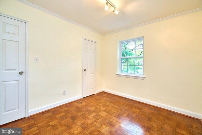 Building Photo - 1322 Fort Myer Dr