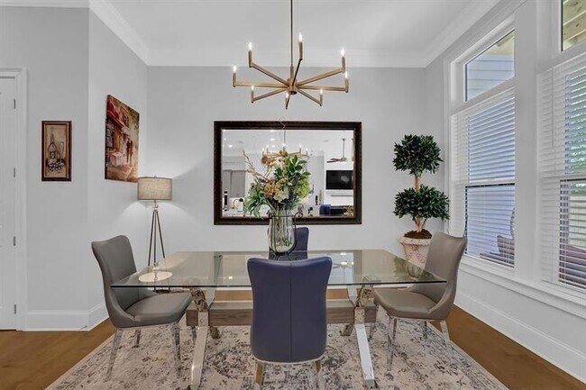 Building Photo - 144 Village Green Ave