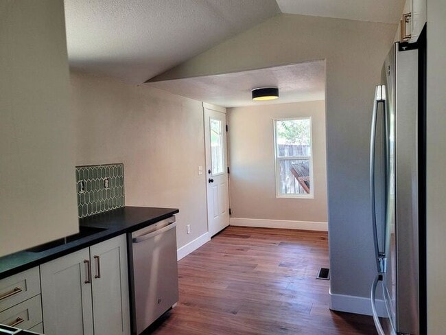 Building Photo - Downtown Cottage newly remodeled 2 Bed and...