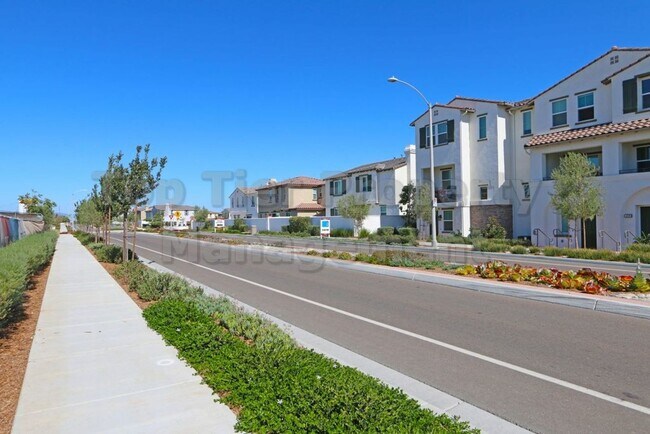 Building Photo - ***Charming 3 bed / 2.5 bath Townhome in O...