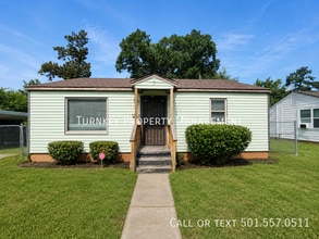 Building Photo - 1720 Pinewood Dr