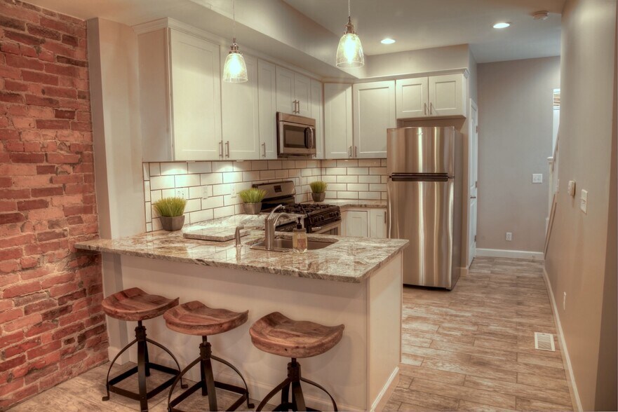 Building Photo - 323 Parkwood Ave