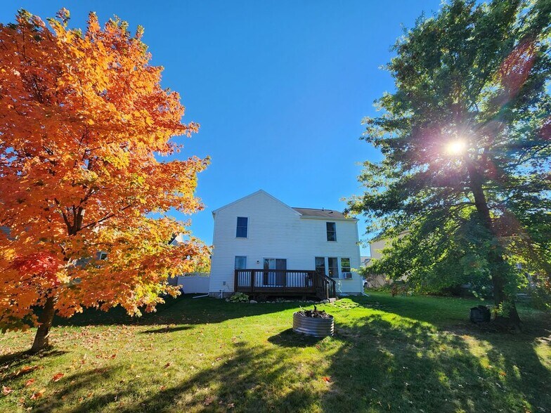 Building Photo - 5184 Meadow Crest Cir