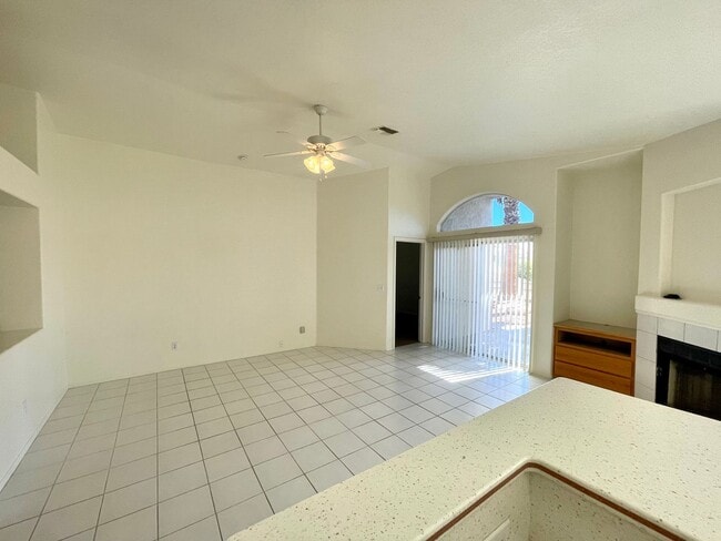 Building Photo - Great 3 Bedroom, 2 Bathroom Home in El Camino Village on the Parkway!
