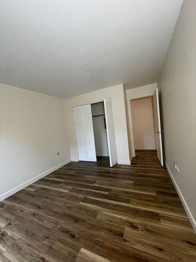 Building Photo - 1 Bedroom unit in a quiet building in Emsw...