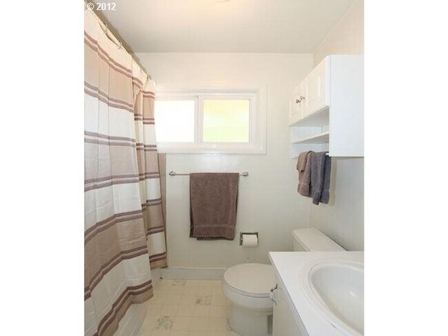 Building Photo - Lovely SW Portland home in RARE Location w...