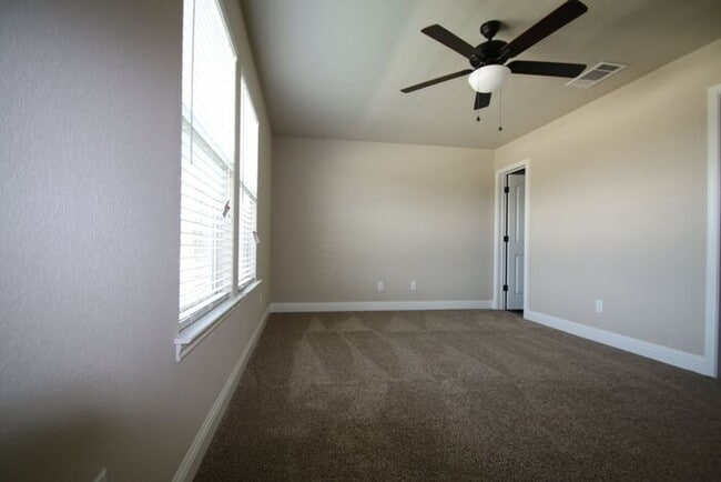 Building Photo - SENSATIONAL 3/2/ Duplex Home Ready Now in ...