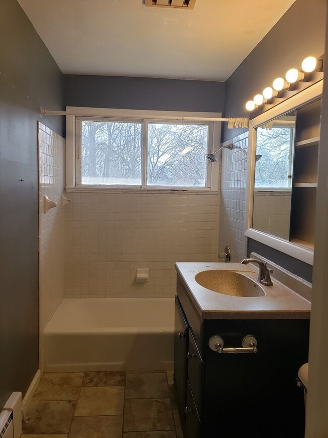 Building Photo - 3 BD Ranch with THREE garages