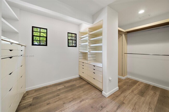 Building Photo - 3500 Flamingo Dr