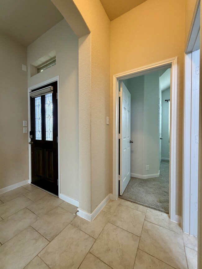 Building Photo - 646 Ridge Lawn Dr