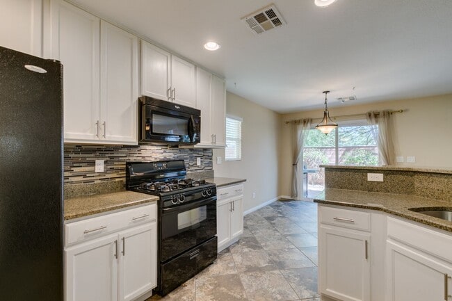 Building Photo - GORGEOUS HOME WITH TONS OF UPGRADES*MOUNTA...