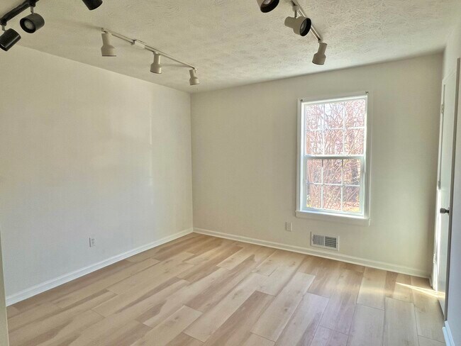 Building Photo - 2502 Wildrose Cir