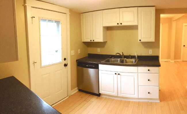 Building Photo - Spacious 4-Bedroom Retreat with Elegant Hardwood Floors in Minneapolis