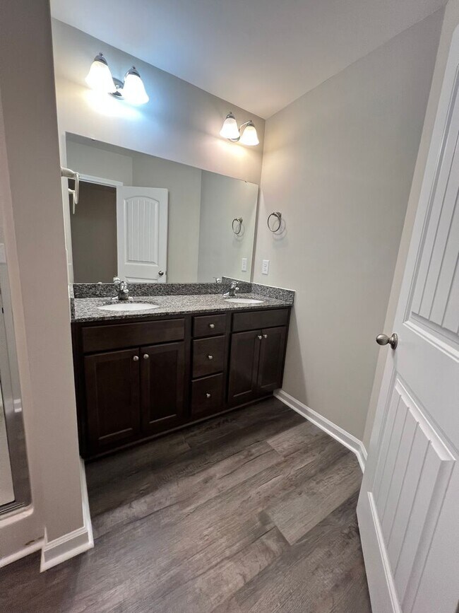 Building Photo - 3 Bedroom/2.5 Bath Townhome in Lakeview Commons