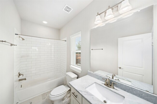 Building Photo - 420 W 28th St