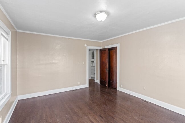 Building Photo - Charming 2-Bed Home with Hardwood Floors &...