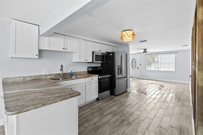 Building Photo - 13916 Sommers Ave