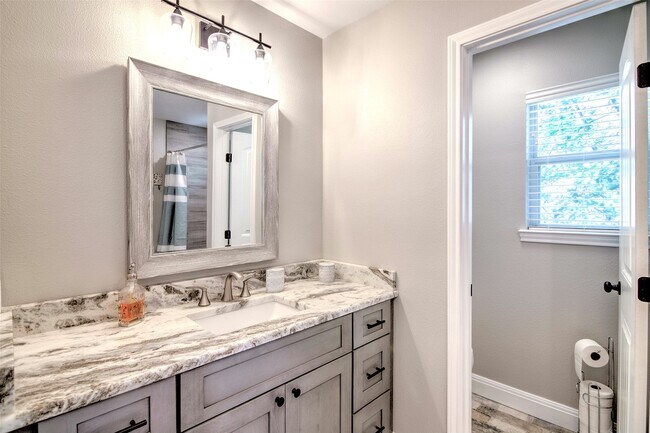 Building Photo - 1526 Lakeside Dr W