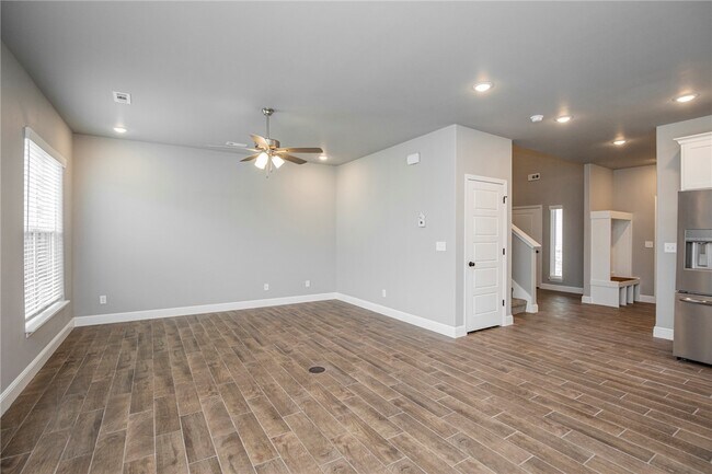Building Photo - 2010 Periwinkle Pl
