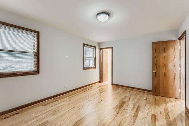 Building Photo - 3 bedroom in Chicago IL 60625
