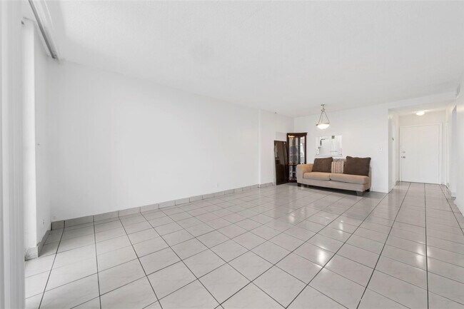 Building Photo - 319 NE 14th Ave