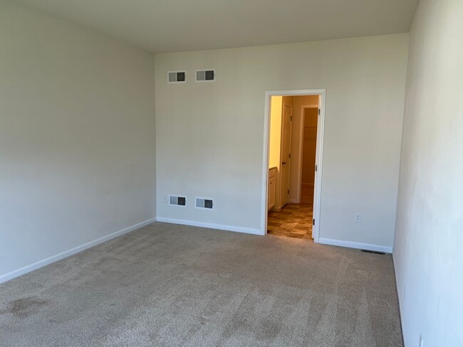 Building Photo - Stunning 4 bedroom 2.5 Bathroom Home in Ma...