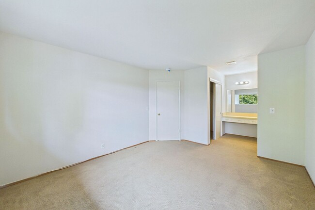 Building Photo - 1333 Regent St