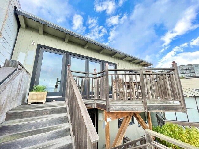 Building Photo - 3BR/2.5BA INCOMPARABLE Views!!! Prime Corona Heights Residence! 2 car parking and laundry! PROGRE...