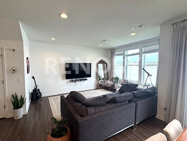 Building Photo - PRIME 3BD/2.5BA TOWNHOUSE IN MAPLE GROVE