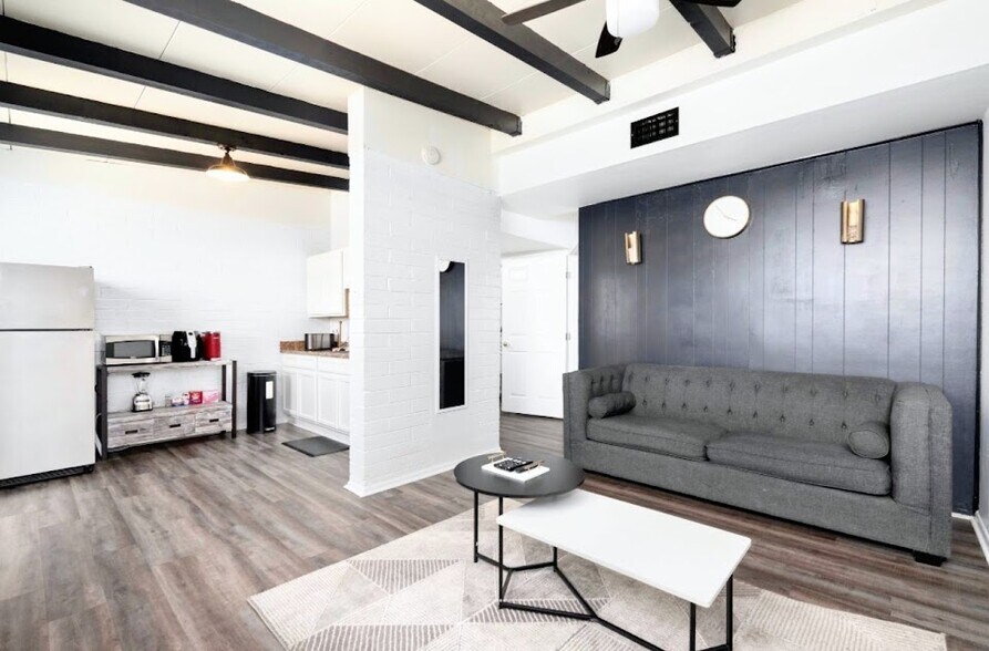 Primary Photo - 9822 N 15th St