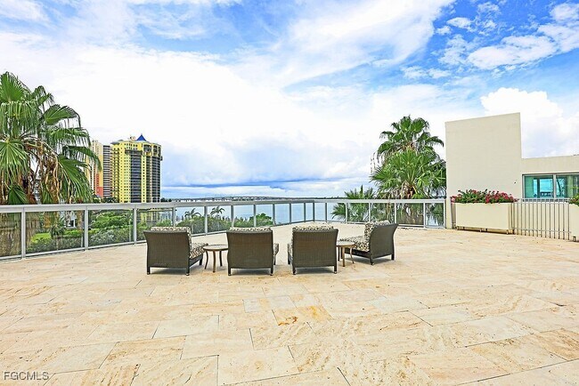 Building Photo - 3000 Oasis Grand Blvd
