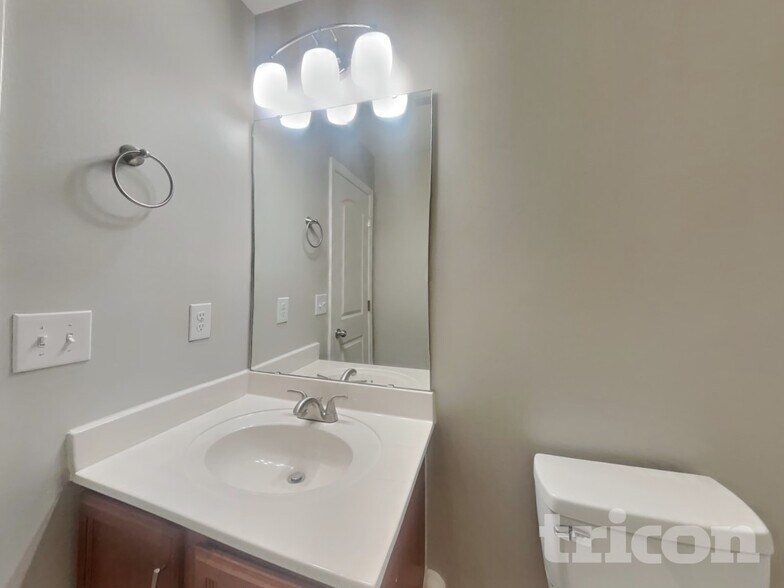 Building Photo - 1524 Hamilton Hills Dr
