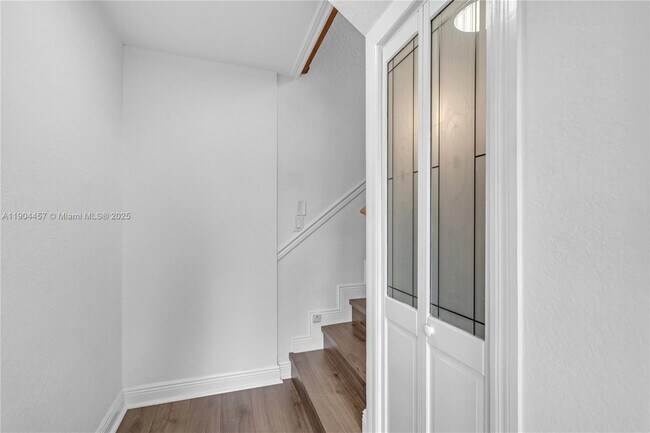 Building Photo - 1541 E 6th Ct