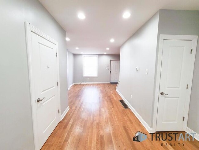 Building Photo - 3 bedroom/2 bath House in Brewerytown, Phi...